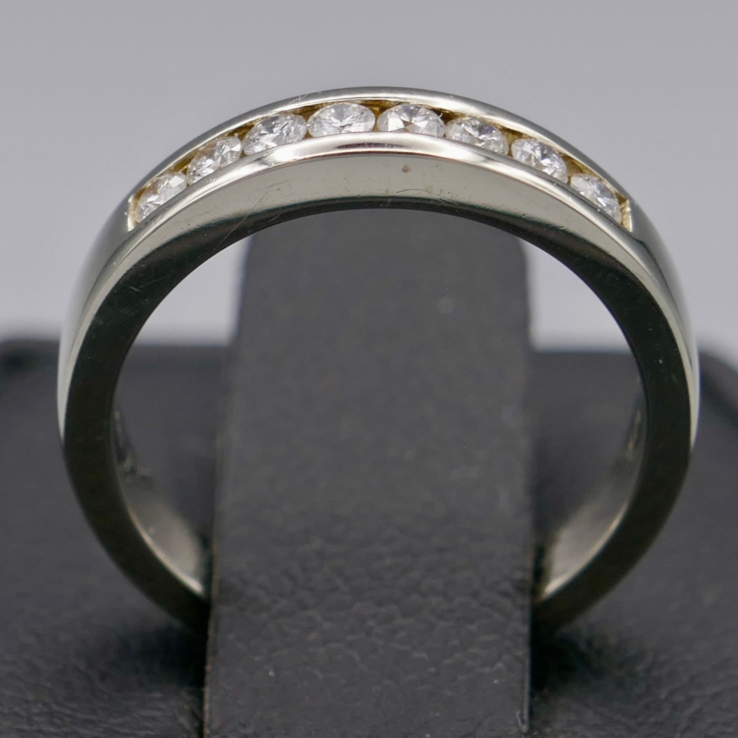 19K White Gold Ring w/ Diamonds