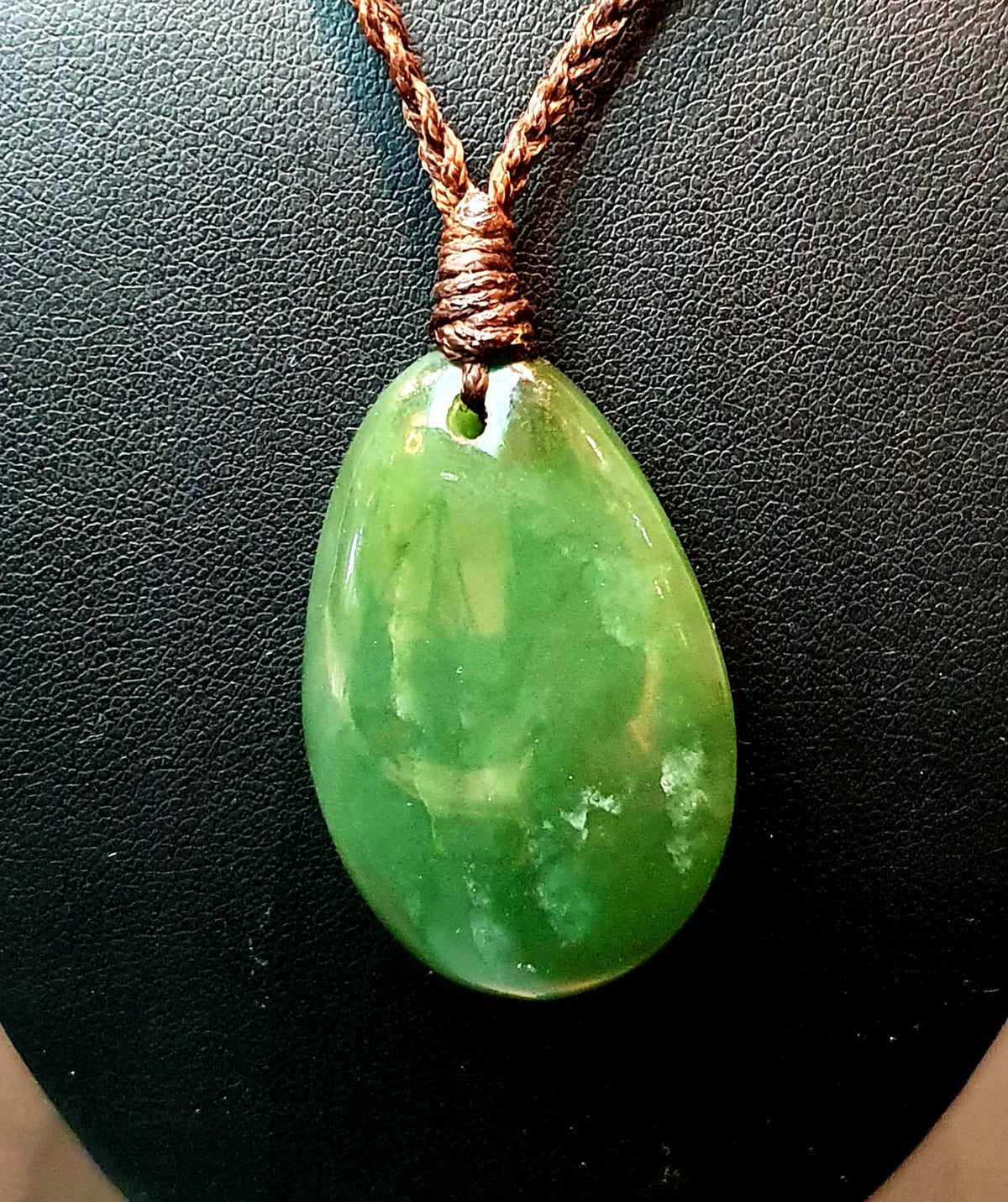 Teardrop pendant (Canadian jade) – jewellery
